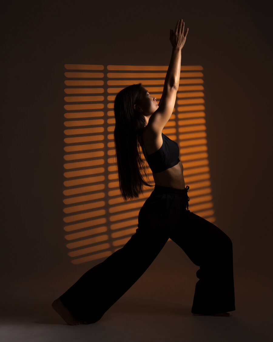 Hoan-My en posture guerrier, studio