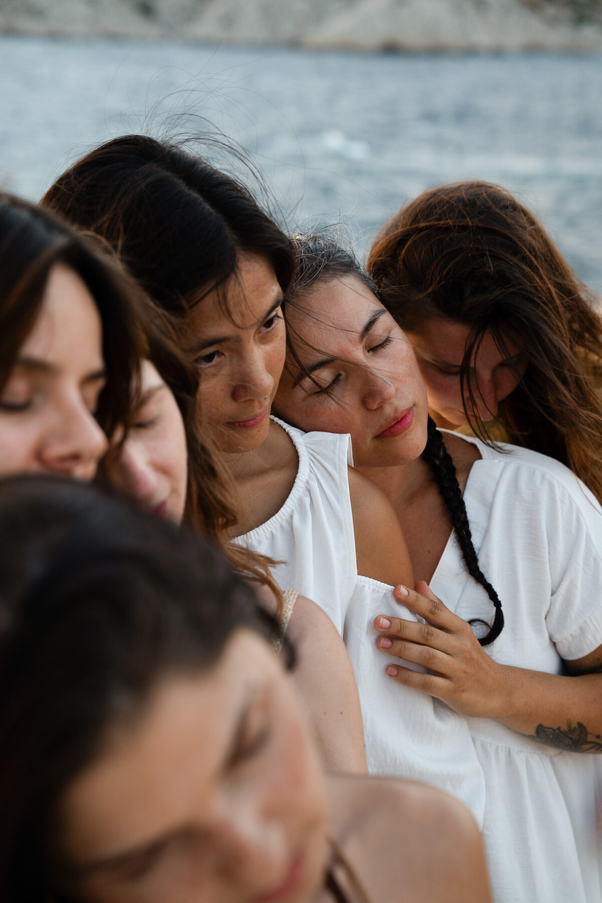 Groupe en retraite, yeux fermés, moment de recueillement