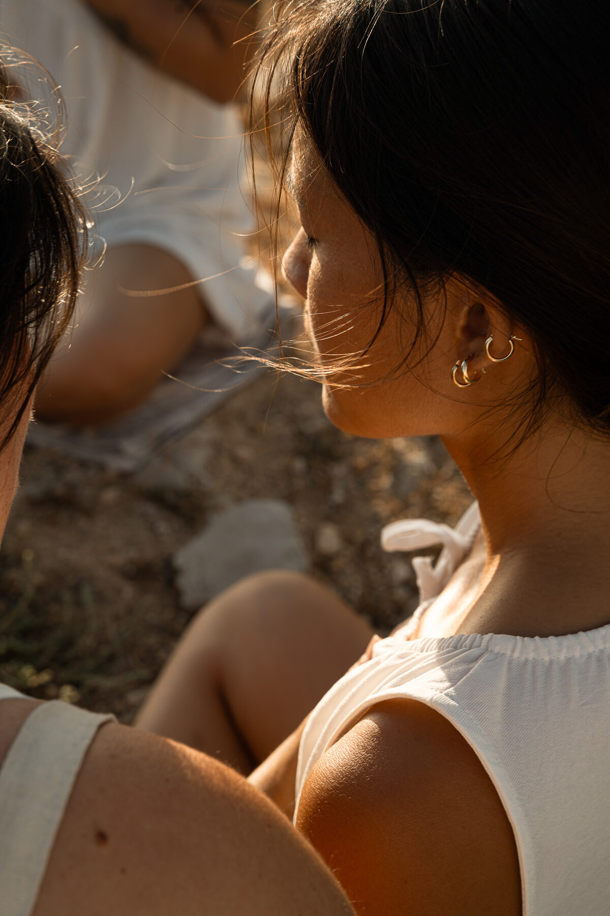 Moment de complicité entre participantes, lumière dorée